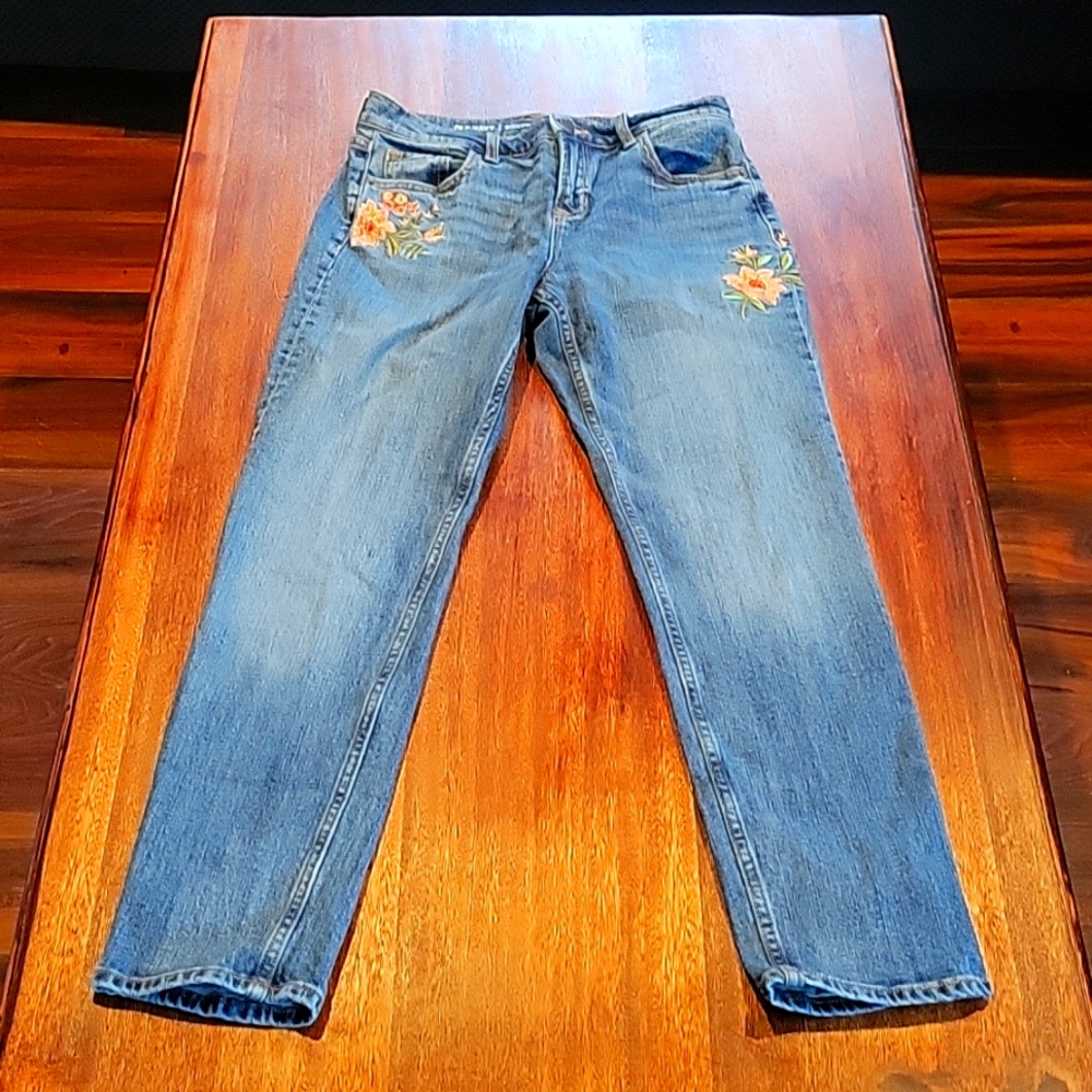 VERY CUTE! Womens size 2- boyfriend Old Navy Jeans with stitched flower design!